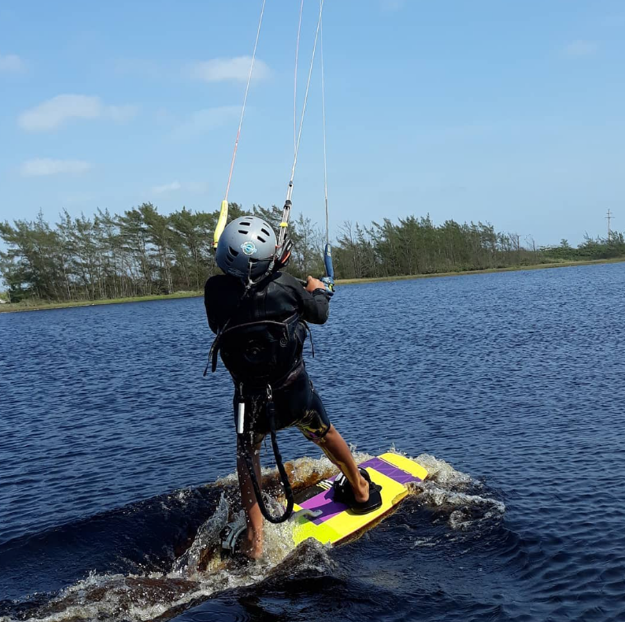 Aula prática de kitesurf na Praia do Preá com instrutor da MKS