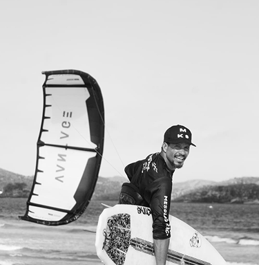 Messias Correia da Silva ensinando kitesurf na Praia do Preá, Ceará